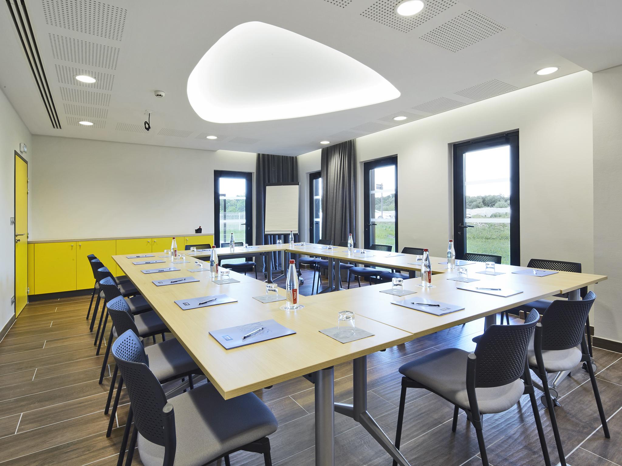 Kyriad Prestige Pau - Palais Des Sports Ngoại thất bức ảnh